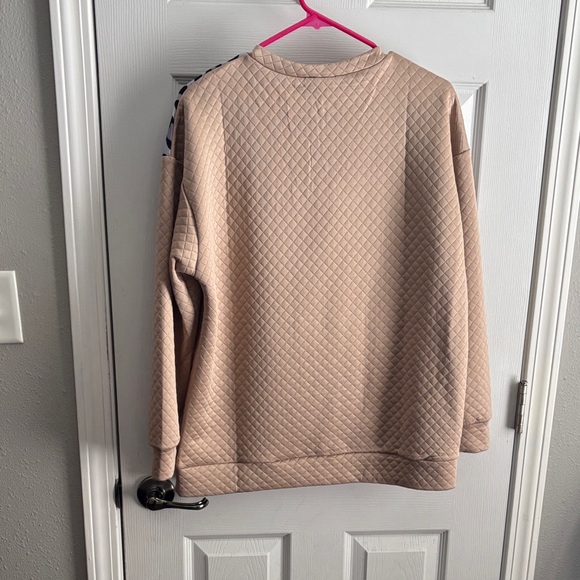 Leopard Print Quilted Pullover - Picture 4 of 4